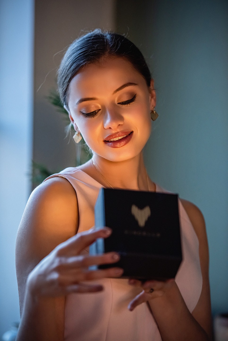 Magyar tervezők készítik a világ egyetlen, borból készült ékszereit