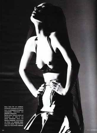 A képek szintén a német Vogue számára készültek.