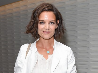 Katie Holmes mellbimbóira rossz hatással van a gravitáció