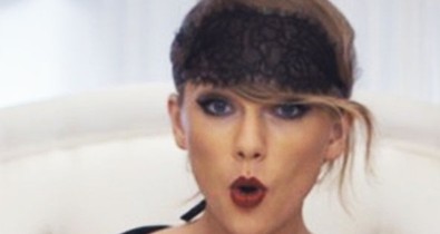 Taylor Swift egy dühöngő őrült!