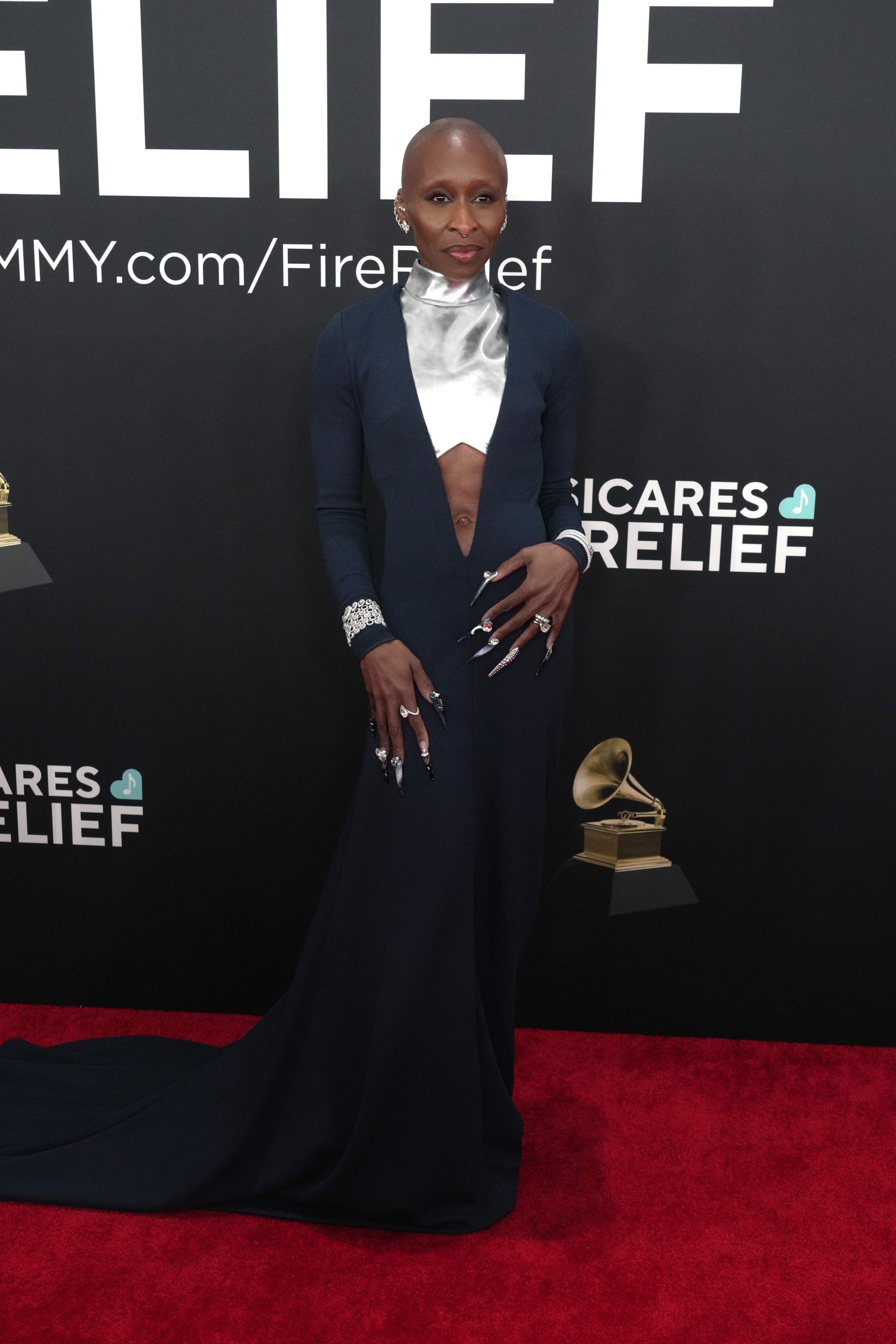 Nincs vörös szőnyeg Cynthia Erivo nélkül, aki úgy teszi játékossá a kockázatvállalást, mint még soha senki. Tökéletesen átadta a sötétkék és a fémes csillogás izgalmas kettősét Louis Vuitton ruhájával, és külön imádtuk, hogy ez a dinamika a körmein is megjelent. Órákig tudnánk bámulni...