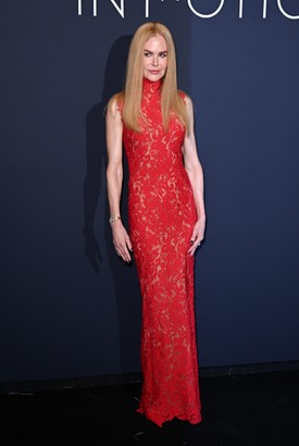 Nicole Kidman Balenciaga csipkeruhájában szegett szabályt: az áttetsző, piros estélyiben azonnal magára vonzotta a tekinteteket. 