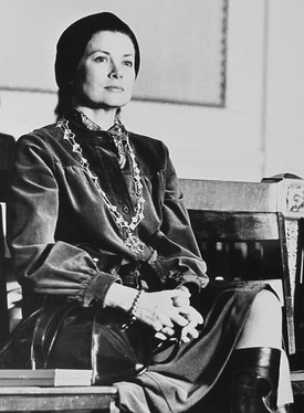 A kép Grace Kelly 1980-as látogatásán készült szülővárosában, Philadelphiában. Letisztult öltözéke, finom sminkje és nyugodt tekintete azt mutatja: komfortosan érezte magát a reflektorfényen kívül is. Hercegné volt, de ezen a képen inkább egy stílusos, hétköznapi nőnek látszik.