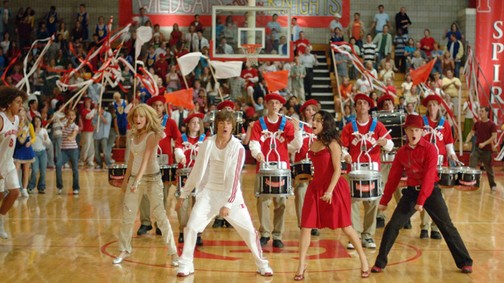 Vanessa Hudgens és Ashley Tisdale rekreálta a High School Musical ikonikus táncát