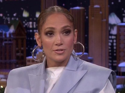 Felülről szigorú, de alulról NAGYON szexi Jennifer Lopez ruhája