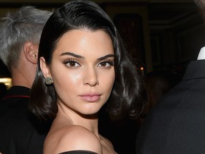 Kendall Jenner mindenkinek a bugyiját mutogatta