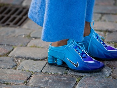 Minden jel arra utal, hogy a színes tornacipő 2023 őszén letaszítja trónjáról fehér vetélytársait