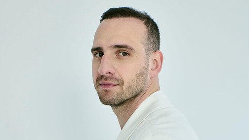 Brasch Bence: „Ugyanúgy csinálok mindent, mint a feleségem: pelenkázok, rendet rakok, főzök”