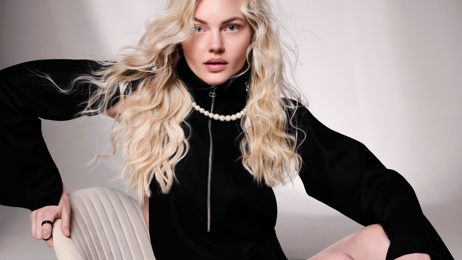 Megjelenésed ékköve? Még szép, hogy a hajad. Talán az új szezonnal eljött az alkalom, hogy új színben tündököljenek tincseid. // Kabát: Vladimir Karaleev, Nyaklánc: Tiffany, Gyűrű: Mussels and Muscles