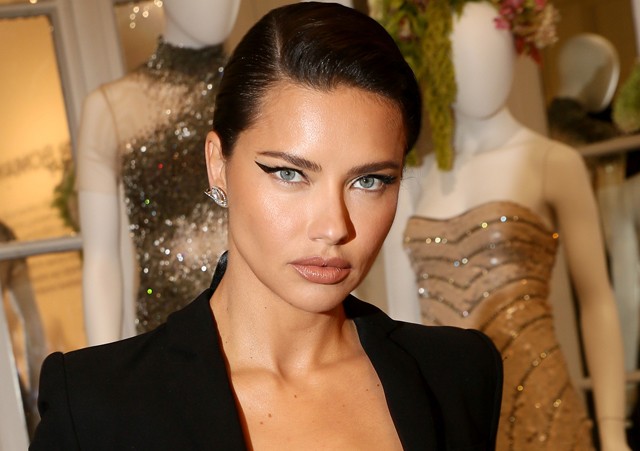 Az év legszexibb dekoltázsának járó díjat Adriana Lima kapja, ezért a hatalmas villantásért