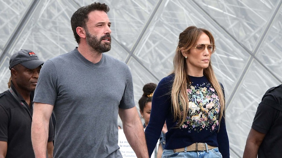 Jennifer Lopez Ben Affleck Párizsban sétálgattak, J.Lo Dolce&Gabbana cipője pedig a címoldalakra került