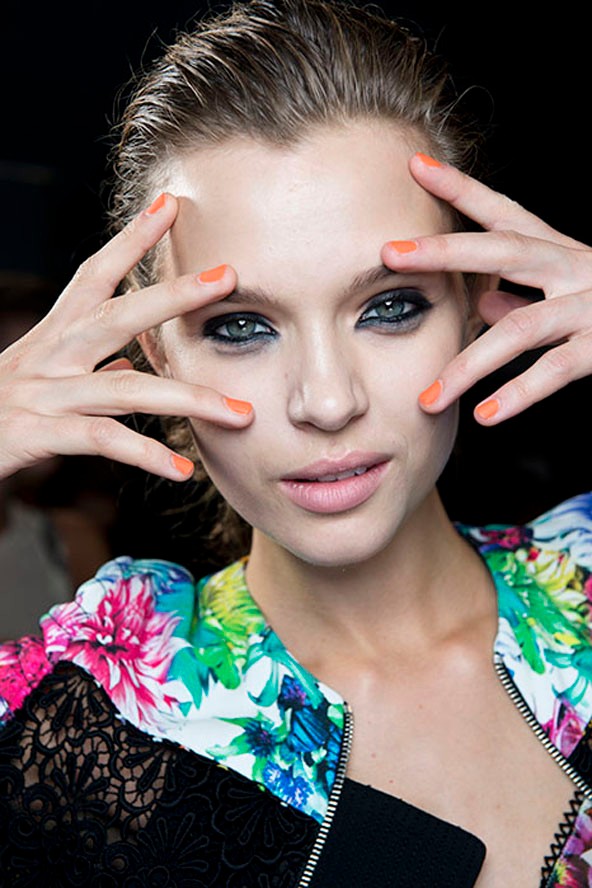 Sárga és piros körömlakk nyárra