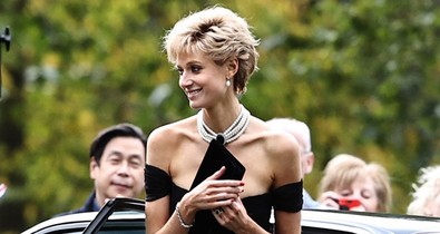 Elizabeth Debicki magára öltötte Diana hercegné híres bosszúruháját A Korona forgatásán