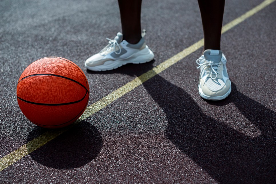 Egy jól kiválasztott kosárlabdacipő nemcsak a fizikai teljesítményt támogatja.