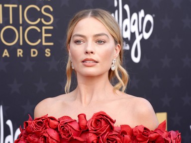 Margot Robbie felszabadította a melleit a vörös szőnyegen