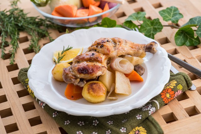 Almaborral sült zöldséges csirkecomb