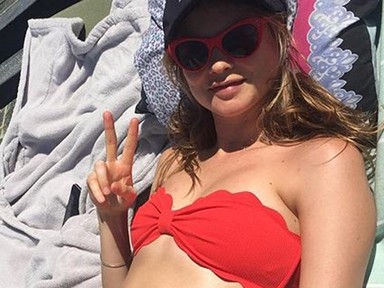 A várandós Behati Prinsloo bikiniben mutatta meg pociját