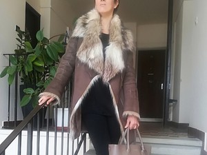 Kákonyi Dóra szettjében ma a földszínek dominálnak!