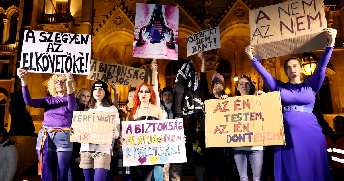 A magyar nők az asztalra csaptak: fotókon a Sikítozó kékharisnyák demonstráció legemlékezetesebb pillanatai