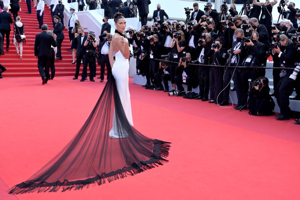 A Jean-Paul Gaultier ruha Bella Hadidon hátulról is fenséges volt