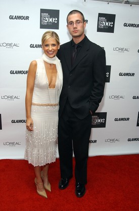 Ma már ritkán lépnek a vörös szőnyegre, ha mégis megteszik, szinte biztos, hogy minden szempár rájuk szegeződik. Sarah Michelle Gellar és Freddie Prinze Jr. itt a Glamour magazin Women of the Year díjátadóján pózol. 