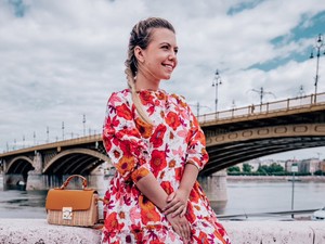 Vidám szettel készült a mai napra a GLAMOUR-nagykövet