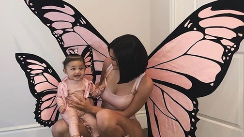 Na jó, ez tényleg vicces: Kylie viharnak öltözött Stormival, a babája neve után