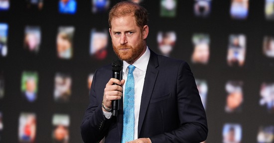 Félbeszakították Harry herceg nyilvános beszédét, és azonnal el kellett hagynia a színpadot