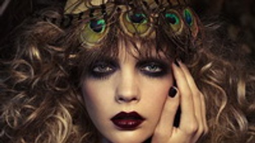 Srej Zsófi franciás bájjal meztelenkedik