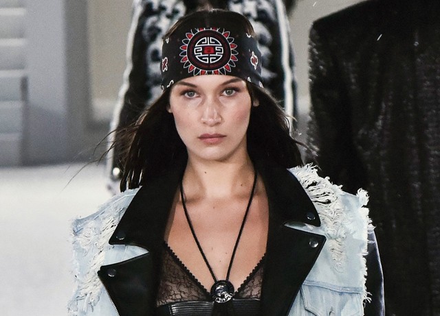 Bella Hadid az Alexander Wang bemutatóján