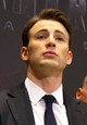 2011. július 11-én, a New York-i tőzsdén - Chris Evans megkongatta a nyitócsengőt, alig 11 nappal azelőtt, hogy bemutatták volna az Amerika Kapitány: Az első bosszúálló című filmet. Ez volt az a pillanat, amikor a színész hivatalosan is Amerika Kapitányként debütált a Marvel-Moziverzumban.