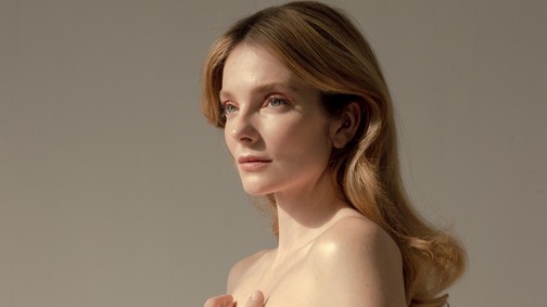 Mihalik Enikő pucérruhája elképesztően merész, csak úgy árad belőle a meztelenség