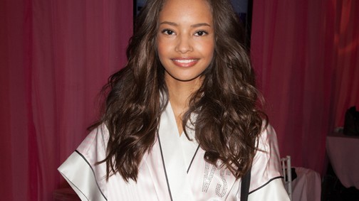 Malaika Firth a legnagyobbak nyomdokaiban