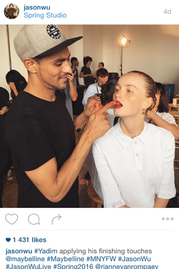 Yadim a Jason Wu backstage-ben sminkel