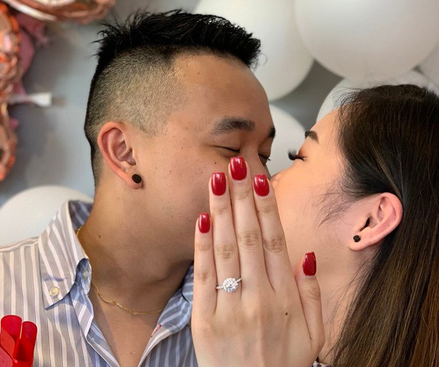 Megkérték a kezét, de nem volt manikűrözve a keze - A legviccesebb megoldás született