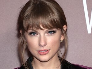 Taylor Swift bársony nadrágkosztümje lesz az ünnepek kedvenc darabja