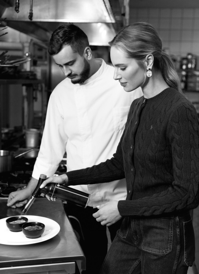 Egy kirándulás alkalmával Molnár Nini bepillantást nyert a kulisszák mögé, ahol az Andrássy Kúria Bobajka éttermének csodálatos fogásai készülnek - Kardigán és farmer POLO RALPH LAUREN - Van GraafFülbevaló SWAROVSKI - Helyszín: Andrássy Kúria & Spa