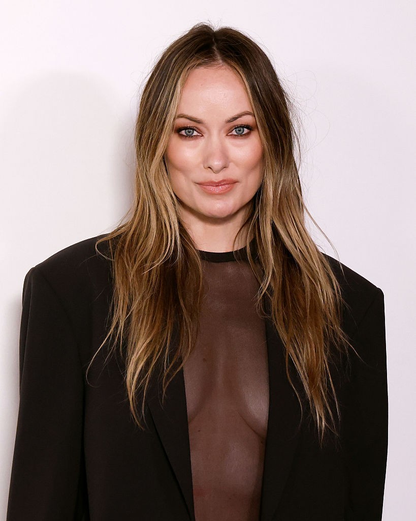 Szőkésbarna: a nyári napszítta tincsek könnyen őszi árnyalattá varázsolhatóak, ez a trend pedig pontosan erről szól. Természetes, mégis különlegessé teszik a világosabb tónusok a sötétbarna alapszínt. 