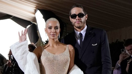 Ki látta többször Kim Kardashian vagináját? - furcsa poénnal köszönt be Pete Davidson a családi showba