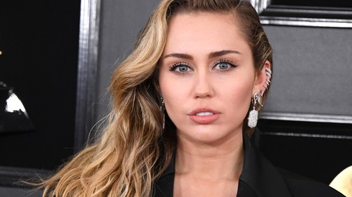 Miley Cyrus háromszor mutatta meg cicijét a Grammy-gálán