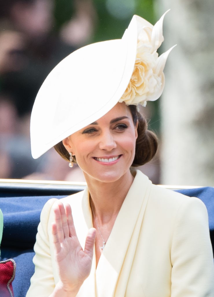 Ez a szépség Erzsébet királyné fülét ékesítette sokáig, valamint olykor Diana hercegnén is látható volt. A gyöngy és a gyémánt kombinációja igazán különlegessé teszi a királyi ékszerkollekció ezen darabját. Ezt a fülbevalót Katalin hercegné számtalan alkalommal hordta, már Erzsébet királynő halála előtt is. Ez a fotó például a 2019-es Trooping the Colour alkalmával készült.