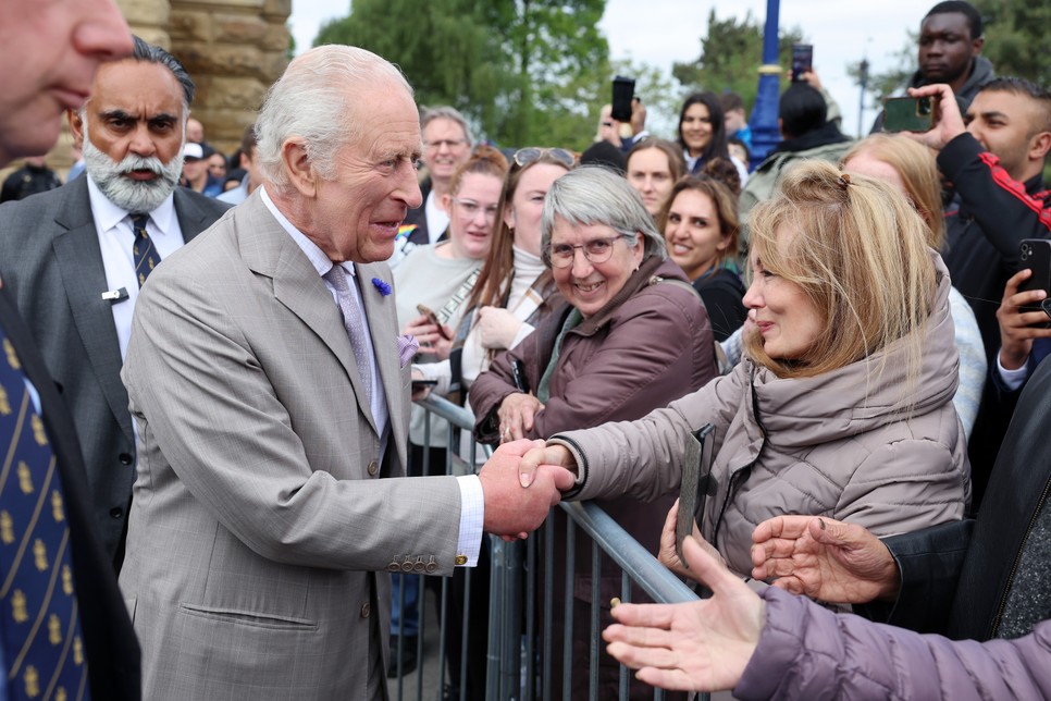 Károly király mindig szívesen találkozik alattvalóival, akik gyakran érdeklődnek egészsége felől