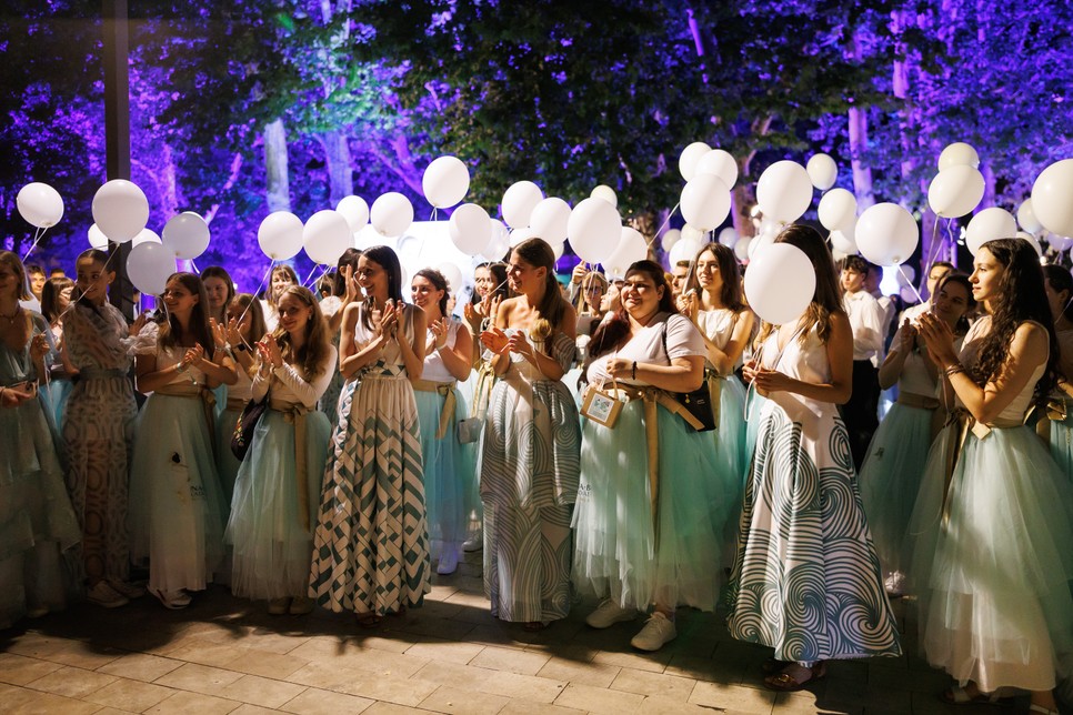 Kék tüllszoknyás lányok tündököltek a Tagore sétányon, az Anna-báli Sokadalmon