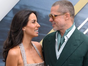Brad Pitt és Ines de Ramon szerelmes fotóitól elolvadunk, valósággal ragyognak az esküvői fotókon