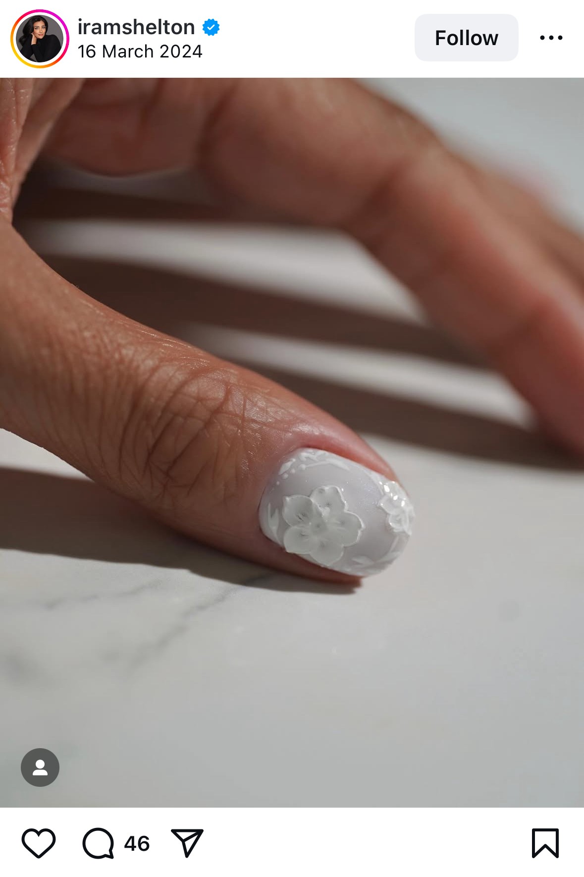 Ezek a körmök akkor is szóba jöhetnek, ha esküvő előtt állsz, hiszen tökéletesen megtestesítik a kókuszos körmök nőiességét, méghozzá egy virágos csavarral.