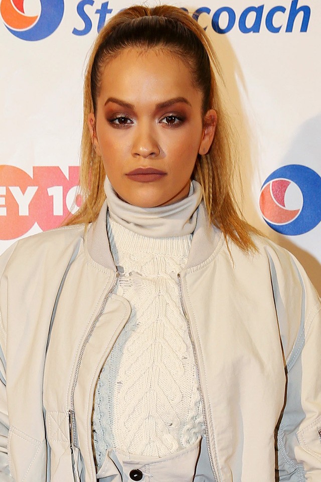 Rita Ora fekete öves karatésnak öltözött!