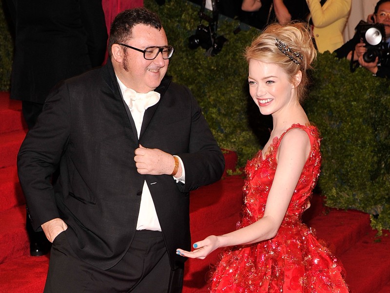  Alber Elbaz egyik legkedvesebb múzsájával, Emma Stone-nal a 2012 Met gálán