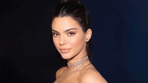 Kendall Jenner és Rihanna is bebizonyította a tetőtől talpig farmer az új trend!