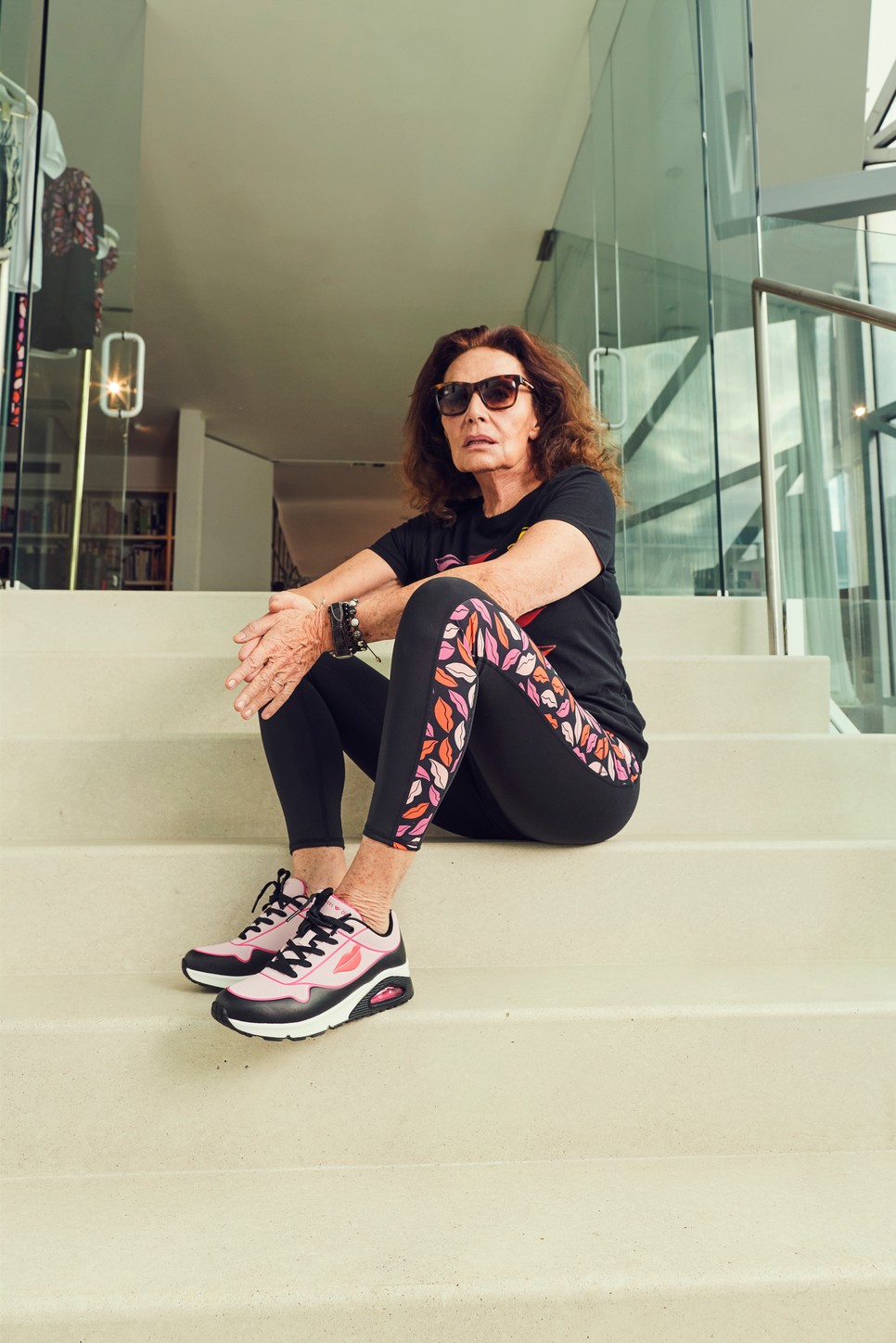 Diane von Furstenberg a Skechers-nek tervezett kapszulakollekció darabjaiban