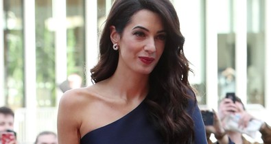 Amal Clooney szettje több ezer dollárba kerül, mégis percek alatt elkapkodták
